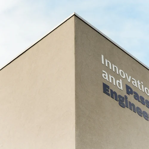 Fachada Payof Innovation, Quality and Passion for Engineering